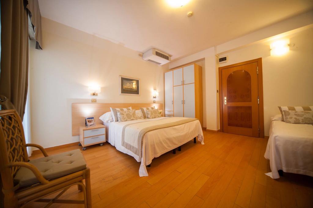 Hotel Mon Cheri Riccione Bilik gambar